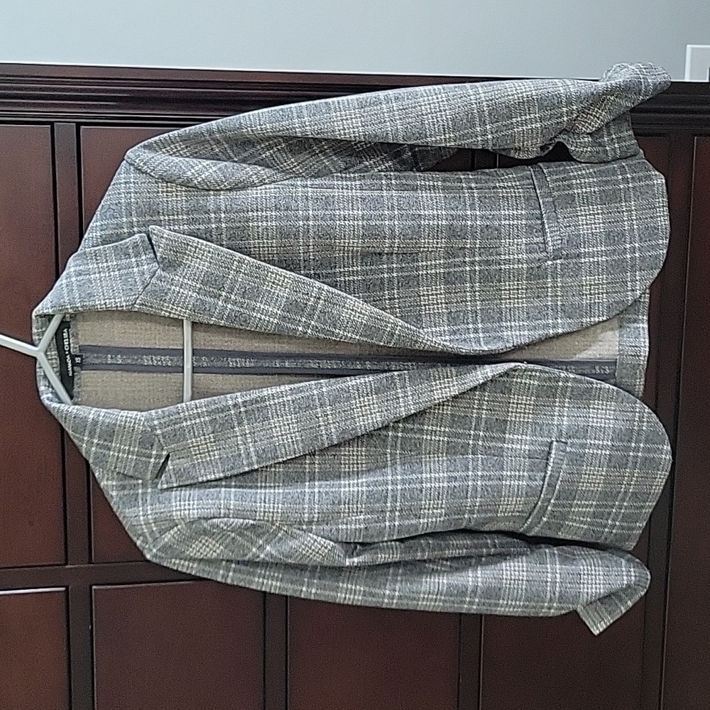 Amanda & Chelsea plaid suit jacket with ruched sleeves and eye hook